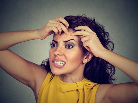 ৩. ব্রণর প্রকোপ কমায়: