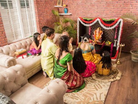 ৮. ঠাকুরের কাছে যেন সূর্যালোকের প্রবেশ ঘটে: 