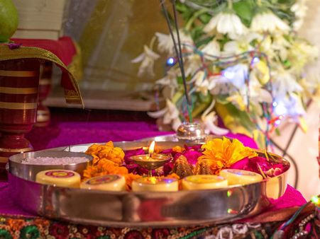 ৯. ঠাকুরের মূর্তি ভুলেও মুখোমুখি নয়: