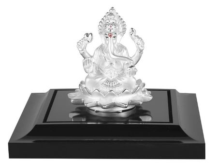 ২. কাঁচের মূর্তি: