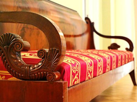 ৮. কাঠের ফার্নিচার কোথায় রাখতে হবে?