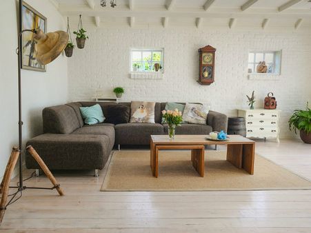 ১. আসবাব রাখতে ঘরের কোন দিকে? 