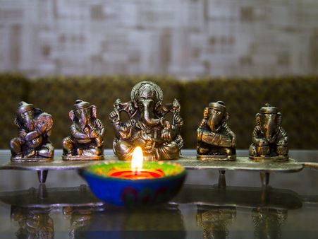 ১. ঠাকুর ঘর পরিষ্কার করা মাস্ট: