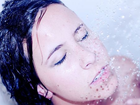 ১. নুন জল দিয়ে স্নান করলে: