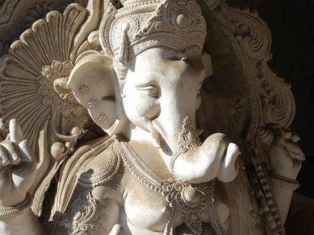 ৪. সাদা গনেশ মাস্ট: