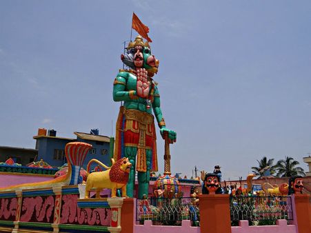 ১. সূর্য দেবের আরাধনা করছেন: