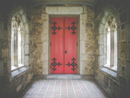 ১৩. সদর দরজার সামনের অংশ: