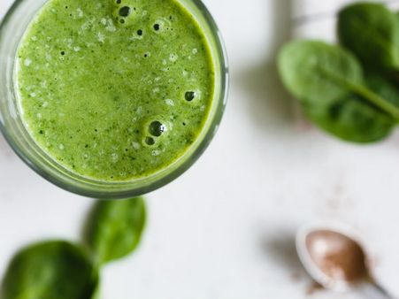 ২. সূর্যের অতিবেগুলি রশ্মির হাতে থেকে ত্বক রক্ষা পায়: