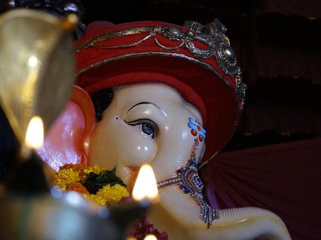 ৩. ঠাকুর যেন বসে থাকেন: