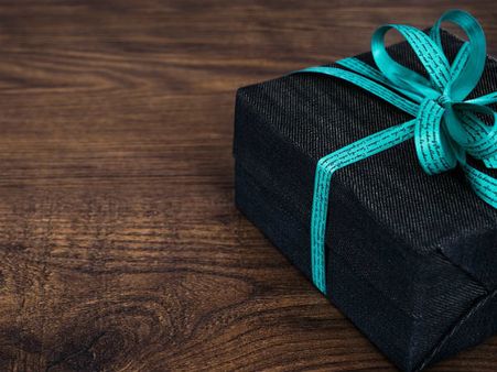 ৪. কালো রঙের কিছু: