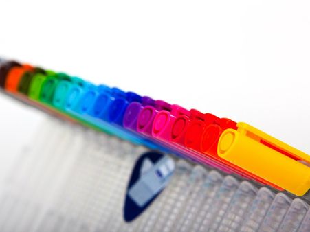 ৫. লাল রঙের পেন: