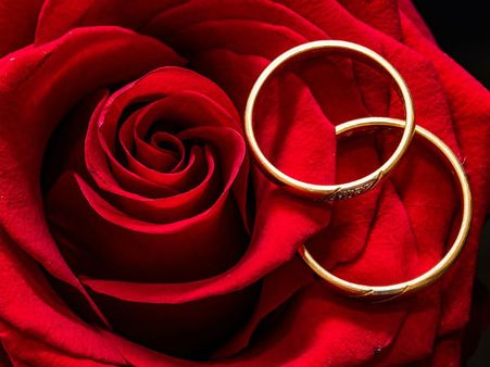 ৫. গিফ্ট হিসেবে সোনার গয়না: