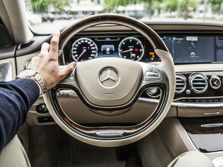 ১. গাড়িতে গান চালাতে ভুলবেন না: