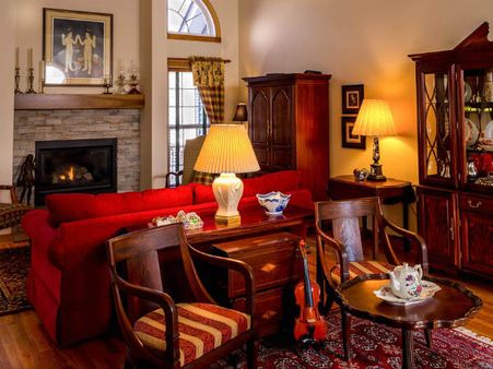 ৭. কাঠের আসবাব: