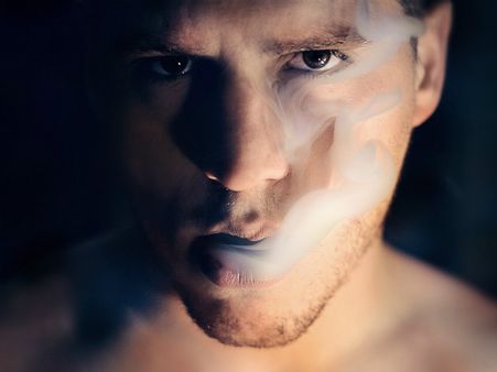 ২. মাত্রাতিরিক্ত হারে স্মোকিং: