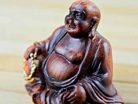 ৩. বুদ্ধার হাতে পাখা: