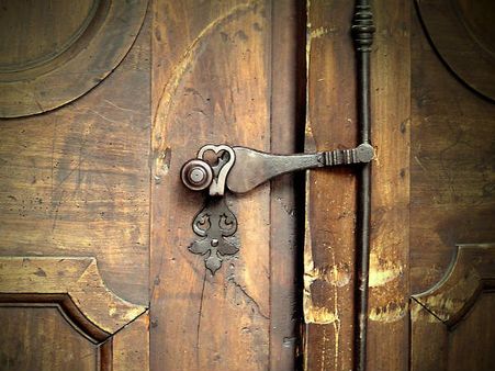 ৫.সদর দরজা মাপ হতে হবে সবথেকে বড়: