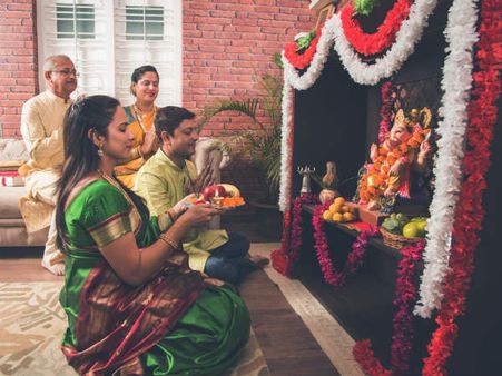 ৫. ঠাকুরের মূর্তি: