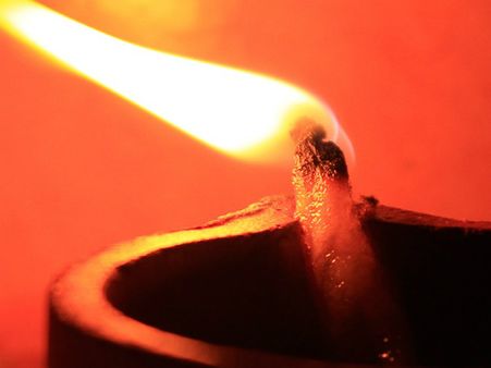 ১.কলা দিয়ে তৈরি সলতে: