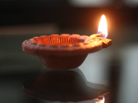 ৩. গোলাপ জলে ভেজানো সলতে: