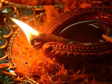 ৫. লাল কাপড় দিয়ে বানানো সলতে: