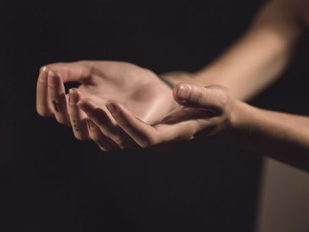 ১. হাতের তালুর যাদু: 