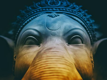 ১০. বাথরুমের কাছাকাছি মূর্তি রাখবেন না যেন: