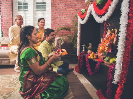 ২. ঠাকুর ঘর পরিষ্কার করে নিতে ভুলবেন না: