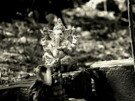 ৩. ভুলেও যেন মাটিতে রাখবেন না দেবের মূর্তি: