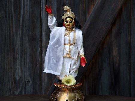 ৬. পরিবারে সুখ-শান্তি বজায় রাখতে: