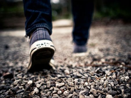 ৬. নীল রঙের জুতো: