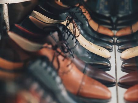 ৭. খাওয়ার সময় জুতো: