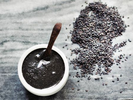 ৭. কালো তিল বীজ: