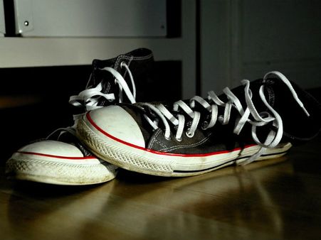 ৮. জুতো রাখার নিয়ম: