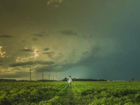 ৪. প্রতি শনিবার খালি পায়ে ঘাসের উপর হাঁটতে হবে: