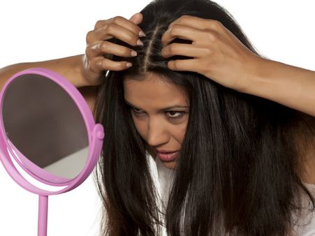 ২. খুশকির প্রকোপ কমে: