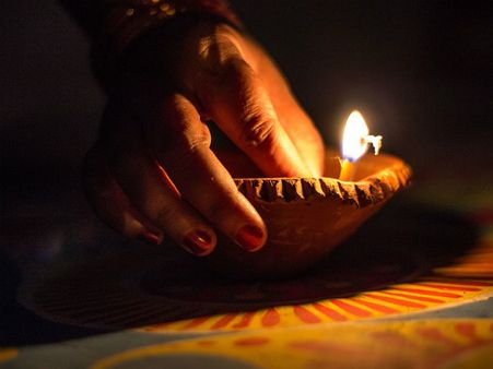 ২. প্রদীপের সলতে: