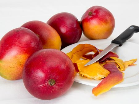 ৩.আমের খোসা এবং দুধ: