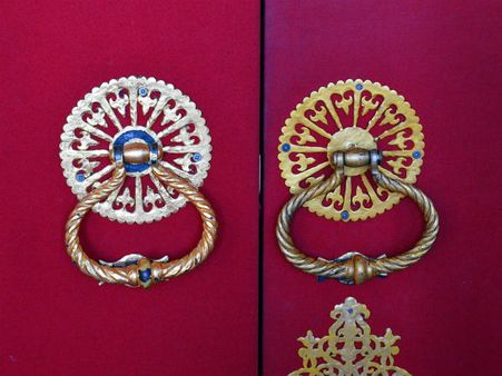 ৪. সদর দরজা: