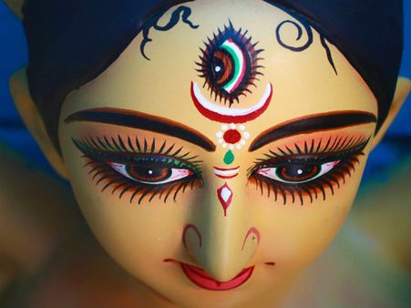 ৫. বাড়ির উত্তর-পূর্ব কোণে দেবীর মূর্তি প্রতিষ্টা করতে হবে: