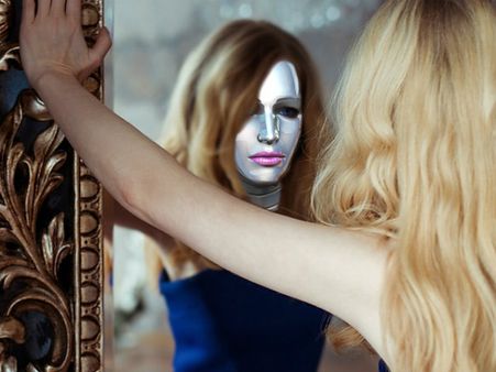 ২. বাড়ির মূল দরজার একেবারে সামনে আয়না রাখা চলবে না: