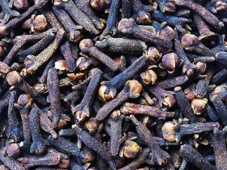 ৩. লবঙ্গ এবং ভাগ্য: