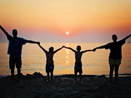 ৩. পরিবারে সুখ-সমৃদ্ধির ছোঁয়া লাগে: