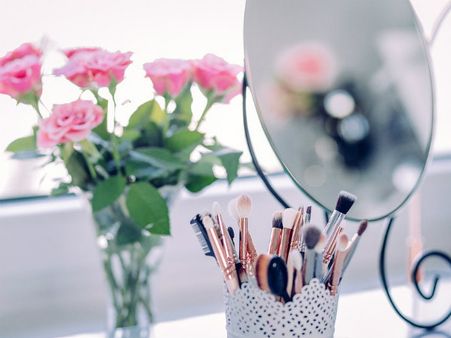 ৪. বাড়ির উত্তর এবং পূর্ব দিকের দেওয়াল: