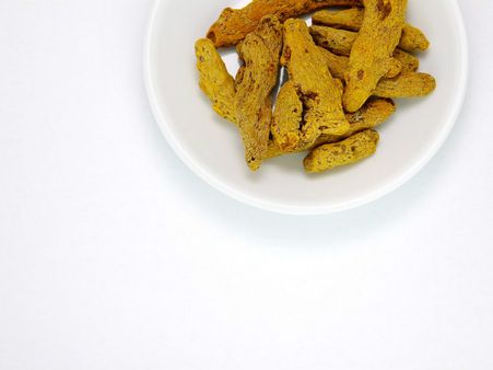 ৬. হলুদ খেতেই হবে: