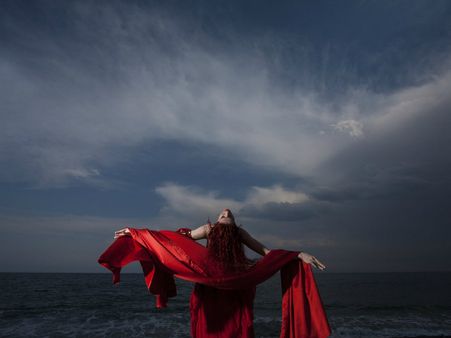 ৬. গাড় রঙের জামা-কাপড়: