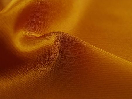 ৭. হলুদ জামা-কাপড়: