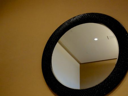 ৮. খাবার টেবির এবং আয়না: