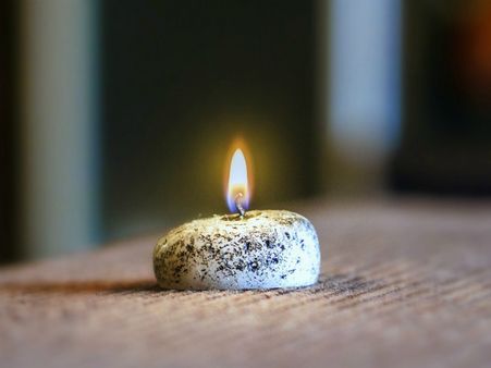 ৮. মোমবাতি: