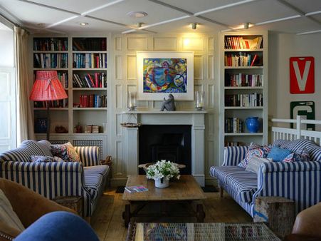 ৯. ড্রয়িং রুম: